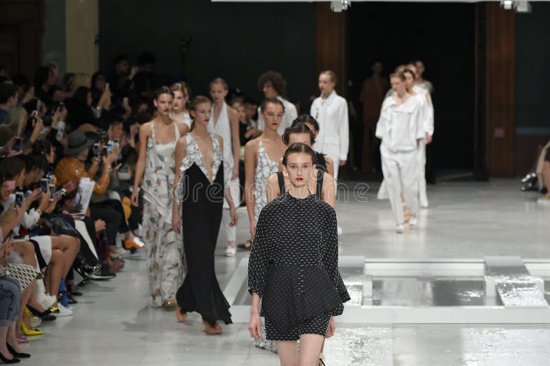 Прогулка моделей финал взлётно-посадочная дорожка во время выставки Chalayan стоковое фото rf