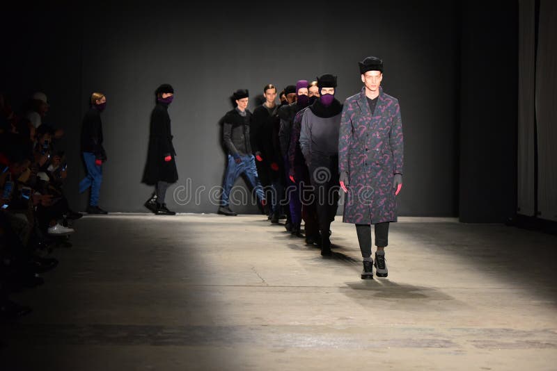 Прогулка моделей финал взлётно-посадочная дорожка во время Роберта Geller NYFW: Выставка людей стоковое изображение rf