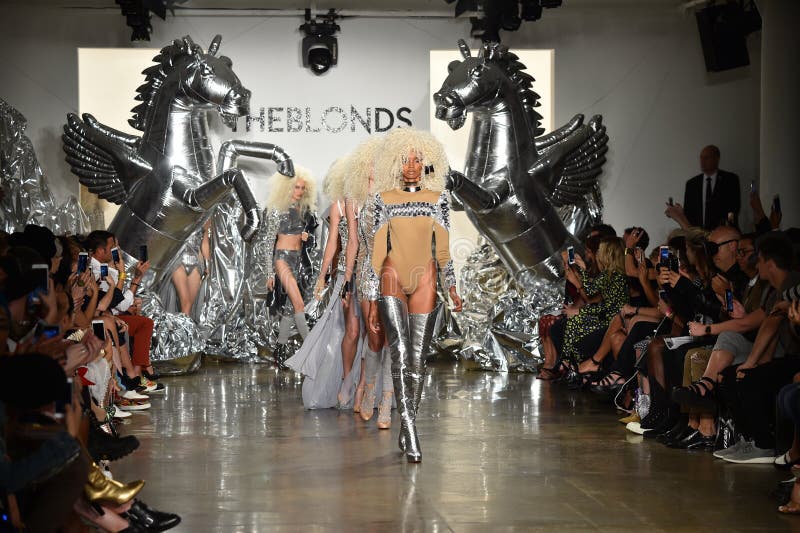Прогулка моделей финал взлётно-посадочная дорожка на модном параде Blonds стоковая фотография Прогулка моделей финал взлётно-посадочная дорожка на модном параде Blonds стоковая фотография