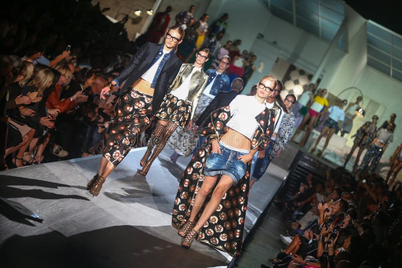 Прогулка моделей финал взлётно-посадочная дорожка после выставки DSquared2 как часть недели моды милана стоковые изображения