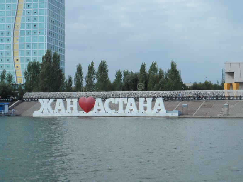 Прогулка на корабле мотора - современные здания стоковые изображения rf Прогулка на корабле мотора - современные здания стоковые изображения rf
