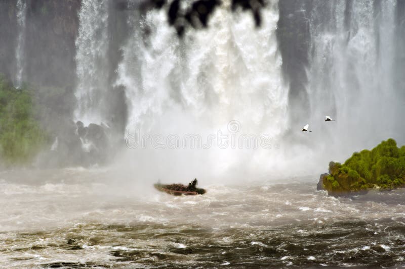 Прогулка на яхте к Игуазу Фаллс, путешествие к занавесу воды водопадов Iguazu стоковое фото rf Прогулка на яхте к Игуазу Фаллс, путешествие к занавесу воды водопадов Iguazu стоковое фото rf
