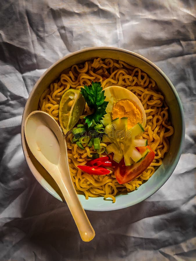 продовольственное фото жареной лапши с яйцами и овощами стоковые фотографии rf