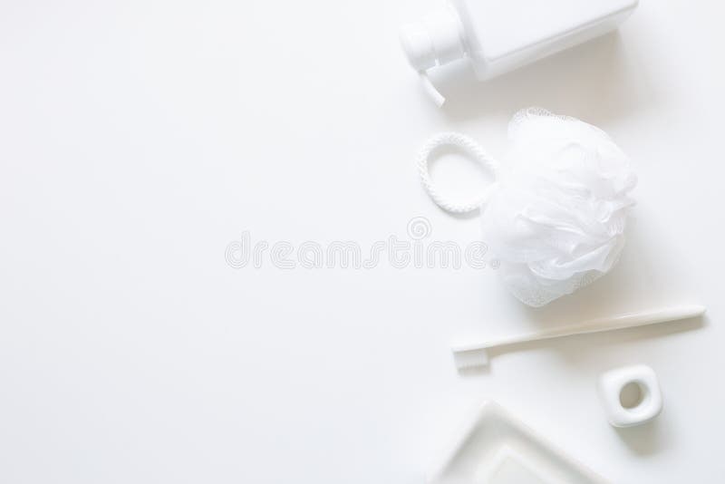 Продукты в спа. Бутылка шампунь губки мяча зубной щетки бара soap душ на белом фоне стоковые изображения