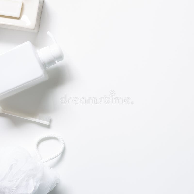 Продукты в спа. Бутылка шампунь губки мяча зубной щетки бара soap душ на белом фоне стоковое изображение rf