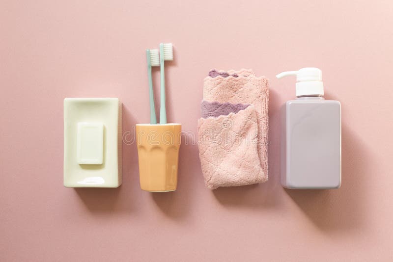 Продукты в спа. Зубной щетки, полотенца, шампунь бутылка бара soap в розовой фон стоковые изображения