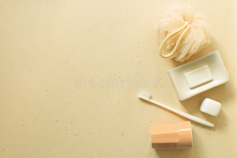 Продукты в спа. Чашка зубной щетки бара soap губки мяч на фоне бежевой душ. стоковые фото