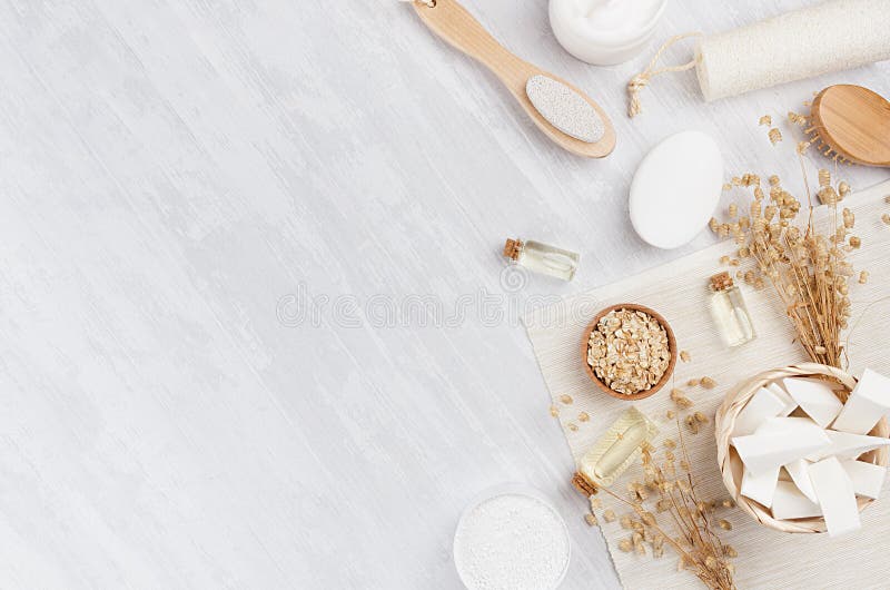 Продукты косметик традиционного естественного деревенского курорта белые и бежевые аксессуары ванны на светлой деревянной предпос стоковое изображение Продукты косметик традиционного естественного деревенского курорта белые и бежевые аксессуары ванны на светлой деревянной предпос стоковое изображение