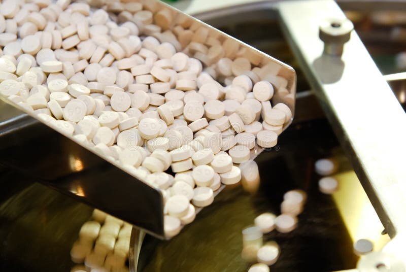 Продукция пилюльки таблетки в рельсах стоковое изображение rf