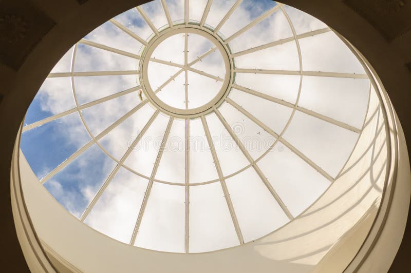 Прозрачный круглый стеклянный потолок или крыша Замкнутый фрагмент .