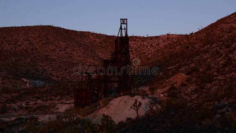 Промежуток времени золотодобывающего рудника развязности на заходе солнца - 4K