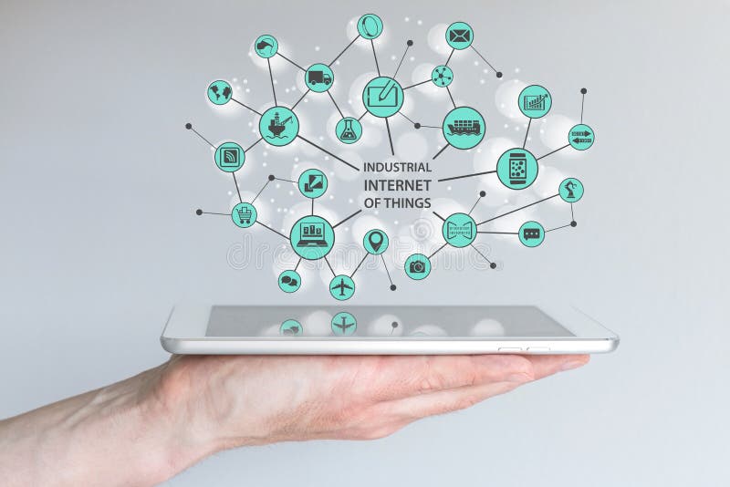 Промышленный интернет концепции вещей IOT Мужская рука держа современные умные телефон или таблетку стоковые изображения