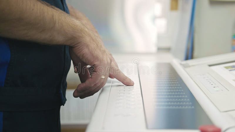 Промышленный работник Человек используя пульт управления печатной машины стоковая фотография rf Промышленный работник Человек используя пульт управления печатной машины стоковая фотография rf