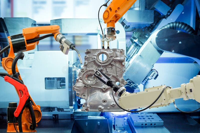 Промышленная робототехническая сыгранность работая с автозапчастями на умной фабрике стоковое фото