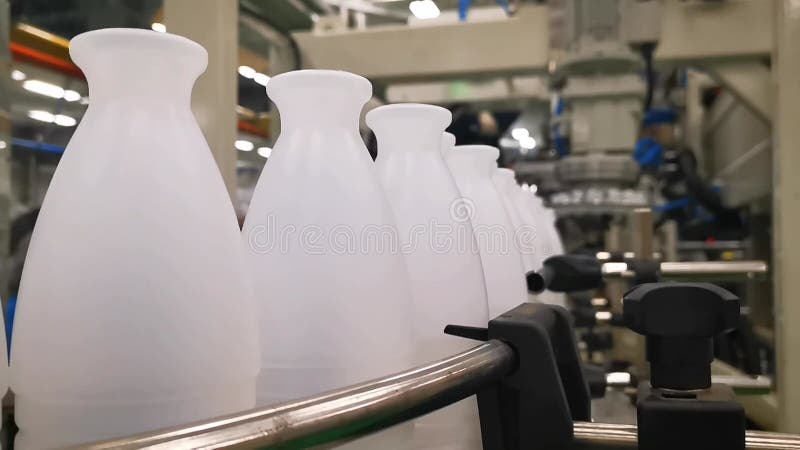 промышленное автоматизированное конвейерное оборудование. производственная линия завода по производству пластиковых бутылок.