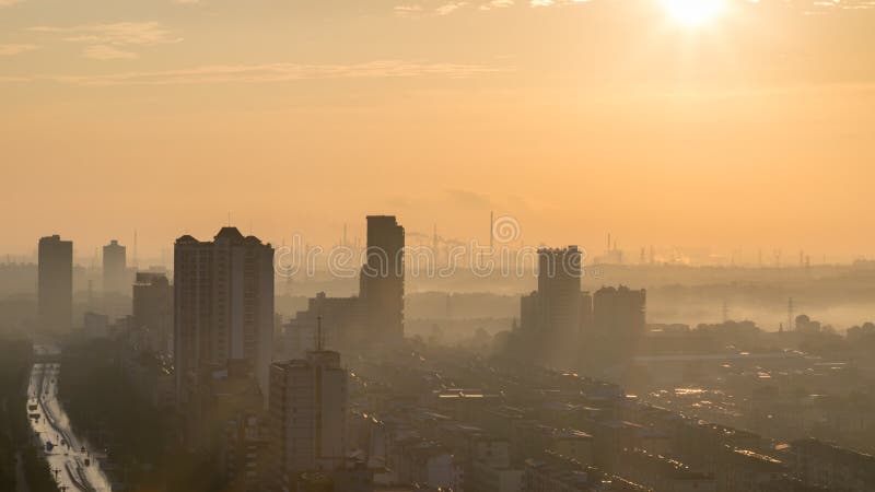 Промышленный горизонт города в утре стоковое фото rf Промышленный горизонт города в утре стоковое фото rf