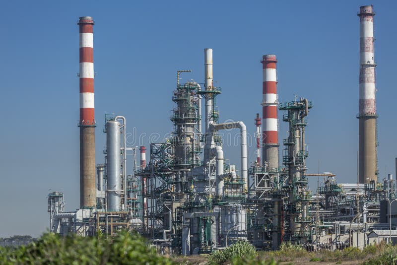 Промышленный комплекс нефтеперерабатывающего предприятия, Португалии стоковое фото rf