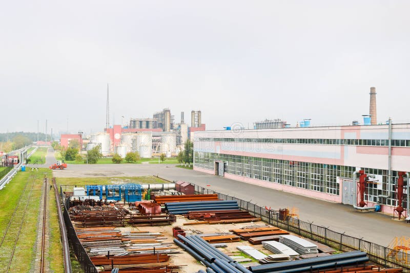 промышленный ландшафт Панорамный взгляд технологических труб Ржавые трубы, голубые рубины, связи продукции Отремонтируйте здания стоковое изображение rf промышленный ландшафт Панорамный взгляд технологических труб Ржавые трубы, голубые рубины, связи продукции Отремонтируйте здания стоковое изображение rf