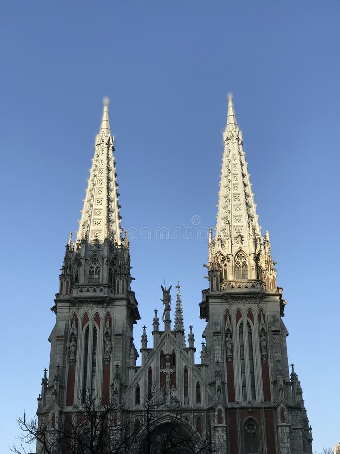 Прославленные шпили собора St Nicholas римско-католического в Kyiv стоковое изображение rf Прославленные шпили собора St Nicholas римско-католического в Kyiv стоковое изображение rf