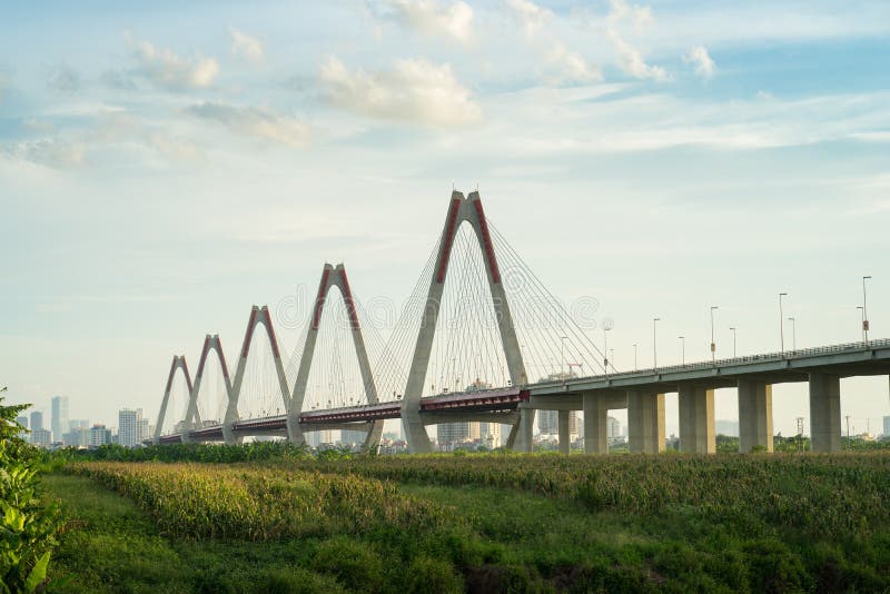 Просмотр моста Nhat Tan от одичалой земли на русле реки Red River стоковые изображения rf