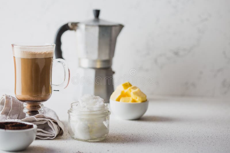 Противопульный кофе Ketogenic coffe диеты keto смешало с кокосовым маслом и маслом Чашка противопульного кофе и стоковые фото Противопульный кофе Ketogenic coffe диеты keto смешало с кокосовым маслом и маслом Чашка противопульного кофе и стоковые фото