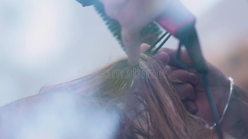 Профессиональный парикмахер использовал фен для волос Замедление
