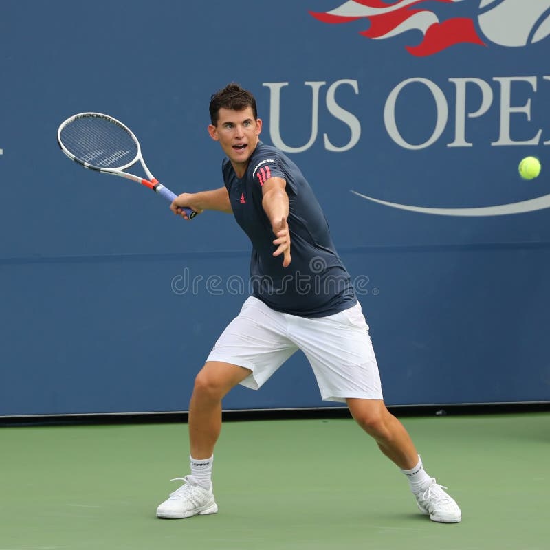 Профессиональный теннисист Dominic Thiem от Австрии в действии во время США раскрывает вторую спичку круга 2016 стоковая фотография Профессиональный теннисист Dominic Thiem от Австрии в действии во время США раскрывает вторую спичку круга 2016 стоковая фотография