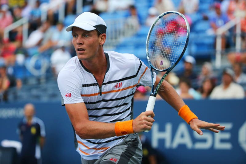 Профессиональный теннисист Tomas Berdych от чехии во время США раскрывает спичку 2014 круглых 3 стоковые изображения rf Профессиональный теннисист Tomas Berdych от чехии во время США раскрывает спичку 2014 круглых 3 стоковые изображения rf
