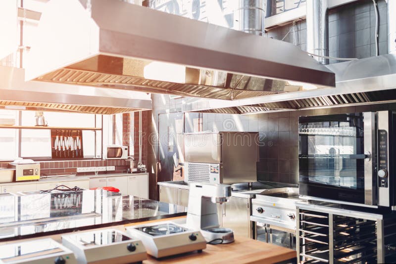 Профессиональная кухня ресторана Современные оборудование и приборы