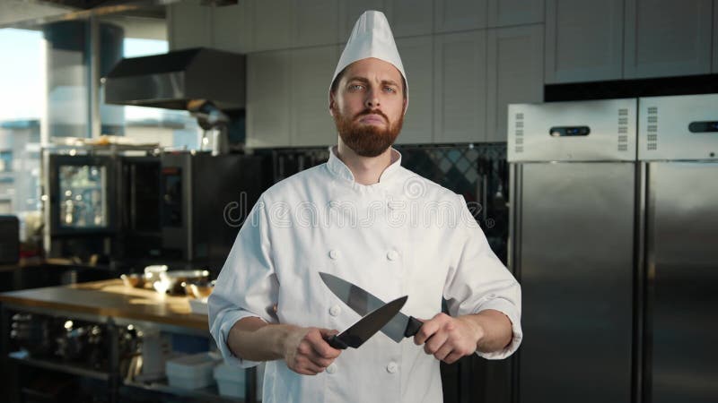 профессиональный кухонный портрет : повар точит ножи в ресторане