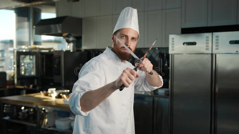 профессиональный кухонный портрет : шеф-повар брендирует ножи как ниндзя