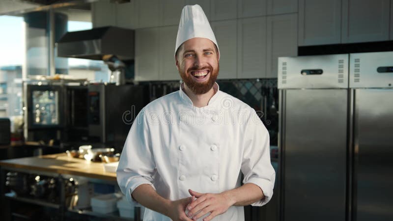 профессиональный кухонный портрет : шеф-повар смеётся и хлопает руками