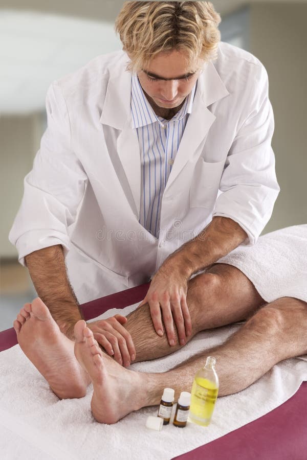 Профессиональный терапевт давая расслабляющему reflexology тайский массаж ноги к женщине в курорте стоковые фото Профессиональный терапевт давая расслабляющему reflexology тайский массаж ноги к женщине в курорте стоковые фото