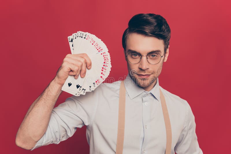 Профессиональный, хитро волшебник, illusionist, картежник в вскользь обмундировании, стеклах, удерживании, пакете перфокарт показ стоковые изображения rf Профессиональный, хитро волшебник, illusionist, картежник в вскользь обмундировании, стеклах, удерживании, пакете перфокарт показ стоковые изображения rf