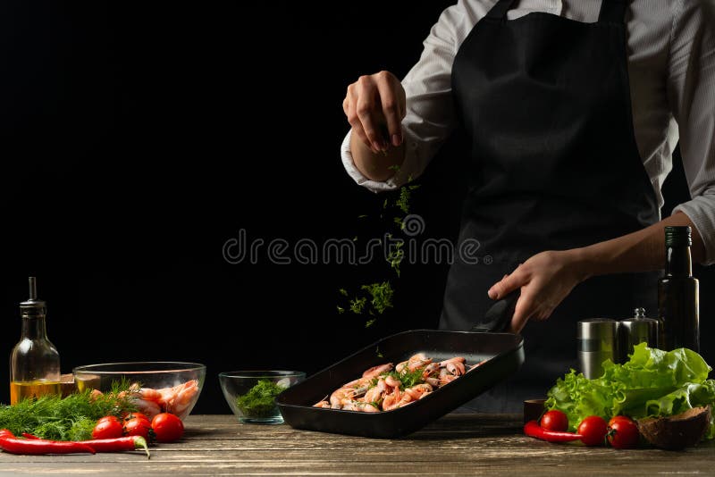 Профессиональный шеф-повар брызгает креветок для салата, морепродуктов и здоровой концепции еды Горизонтальное фото, меню, книга стоковое изображение Профессиональный шеф-повар брызгает креветок для салата, морепродуктов и здоровой концепции еды Горизонтальное фото, меню, книга стоковое изображение