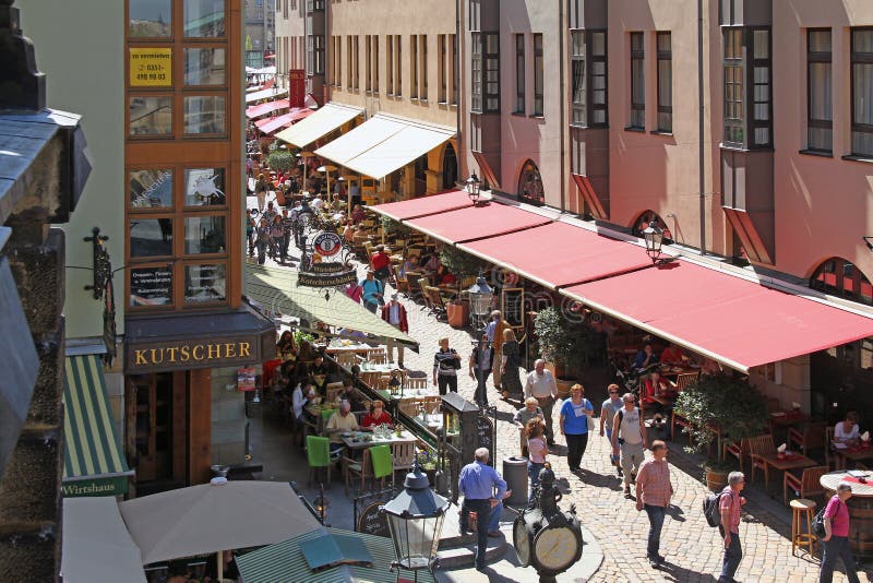 Проход Munzgasse к к террасе на Эльбе, Дрездене стоковая фотография rf