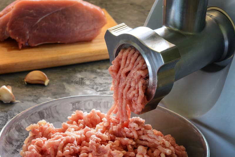 Процесс варить домодельное мясо, конец-вверх На заднем плане, мясо с специями в нерезкости стоковые изображения Процесс варить домодельное мясо, конец-вверх На заднем плане, мясо с специями в нерезкости стоковые изображения