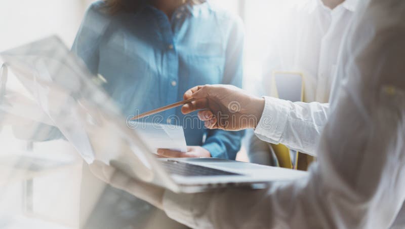 Процесс работы команды Экипаж дела фото молодой работая с новым startup проектом Встречать руководителей проекта Проанализируйте стоковые фото Процесс работы команды Экипаж дела фото молодой работая с новым startup проектом Встречать руководителей проекта Проанализируйте стоковые фото