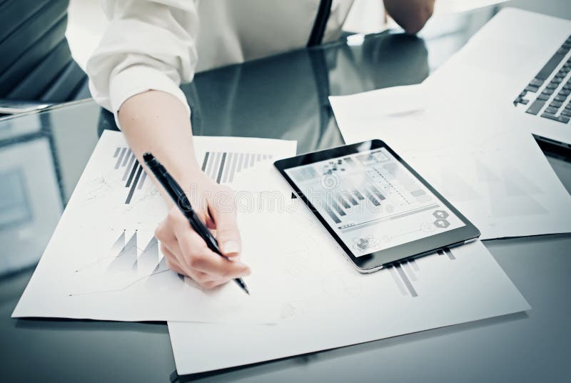 Процесс управляющего инвестициями работая Работа женщины фото сообщает современный экран таблетки Экран графиков статистик приват стоковые фотографии rf Процесс управляющего инвестициями работая Работа женщины фото сообщает современный экран таблетки Экран графиков статистик приват стоковые фотографии rf