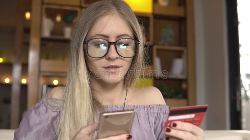 прочешите покупка руки фокуса dof он-лайн отмелая очень Платье покупки женщины новое используя smartphone и кредитную карточку видеоматериал прочешите покупка руки фокуса dof он-лайн отмелая очень Платье покупки женщины новое используя smartphone и кредитную карточку видеоматериал