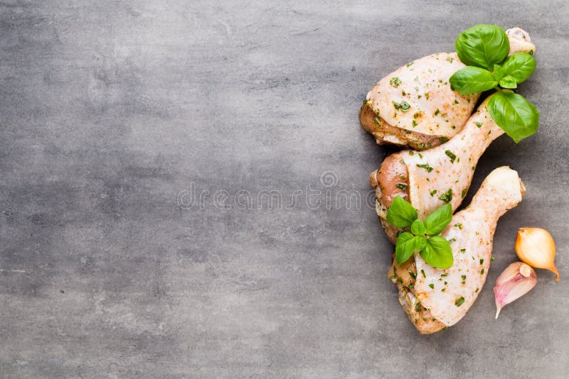 Пряные куриные ножки, свежие овощи на серой предпосылке r стоковое фото rf