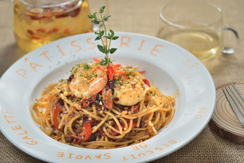 Пряный Linguine креветки стоковые изображения rf Пряный Linguine креветки стоковые изображения rf