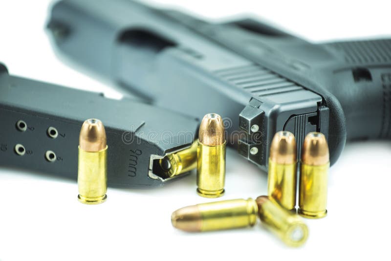 пули 9mm и черный пистолет оружия изолированные на белой предпосылке стоковая фотография rf пули 9mm и черный пистолет оружия изолированные на белой предпосылке стоковая фотография rf