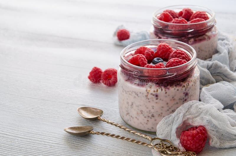 Пудинг молока Chia с поленикой в стеклянном опарнике с космосом экземпляра для текста Украшенный с свежими ягодами, винтажными ло стоковые изображения Пудинг молока Chia с поленикой в стеклянном опарнике с космосом экземпляра для текста Украшенный с свежими ягодами, винтажными ло стоковые изображения