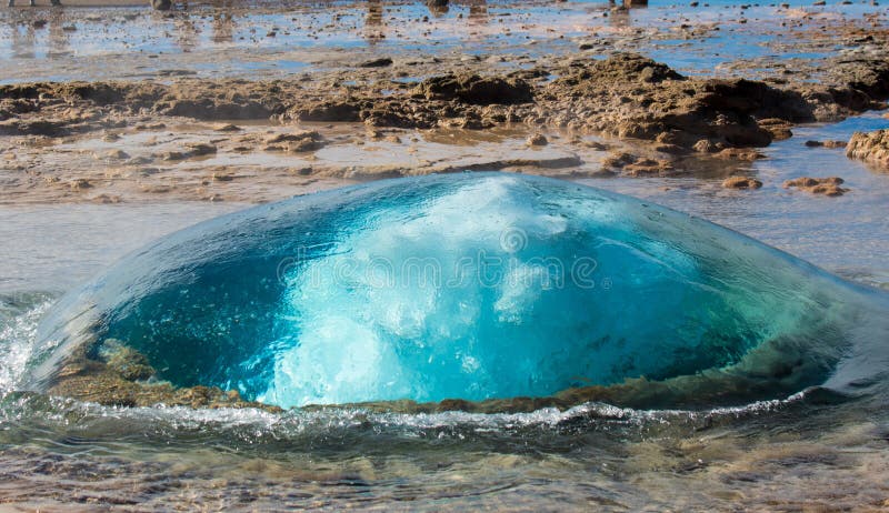 Пузырь сини бирюзы кипя гейзера Strokkur перед извержением Круг золота r стоковая фотография rf Пузырь сини бирюзы кипя гейзера Strokkur перед извержением Круг золота r стоковая фотография rf