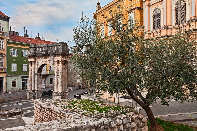 Пулы, Istria, Хорватия: старый римский триумфальный свод s стоковое изображение Пулы, Istria, Хорватия: старый римский триумфальный свод s стоковое изображение