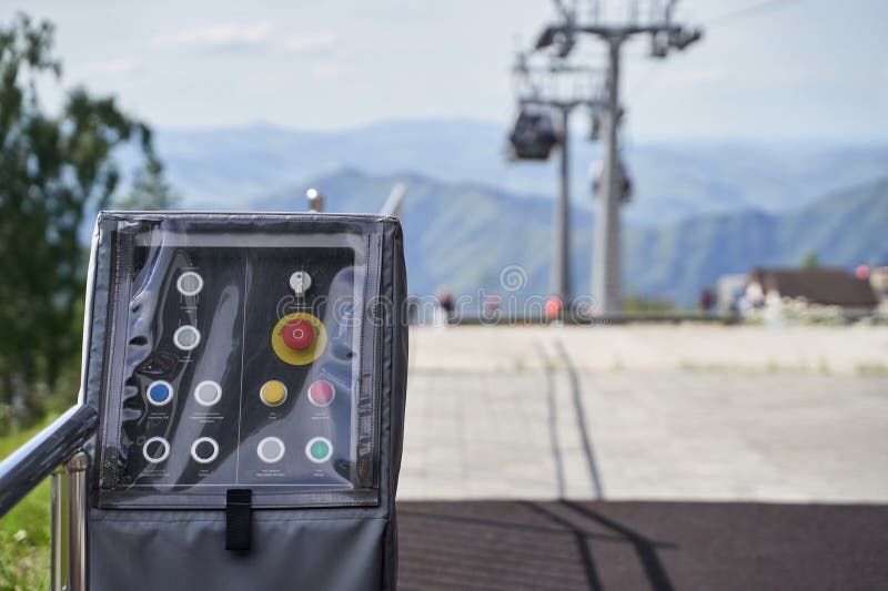 Панель управления подъемником в горном ландшафте в ясный день с тросами стоковые изображения rf