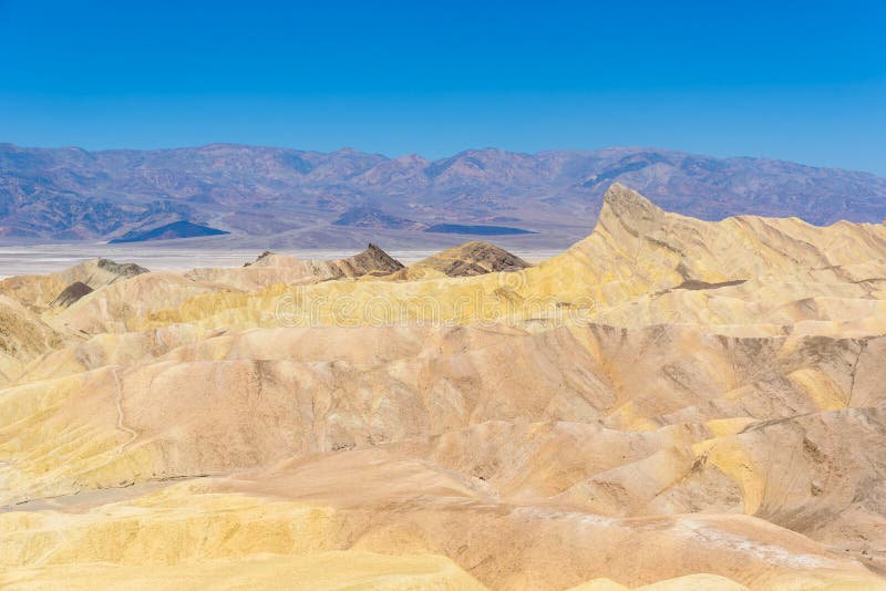 Пункт Zabriskie - взгляд к красочным гребням и образование песка на национальном парке Death Valley, Калифорния, США стоковые фото Пункт Zabriskie - взгляд к красочным гребням и образование песка на национальном парке Death Valley, Калифорния, США стоковые фото