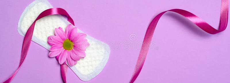 Пусковая площадка женщины санитарная и цветок маргаритки Gerbera, женственная концепция гигиены стоковое изображение Пусковая площадка женщины санитарная и цветок маргаритки Gerbera, женственная концепция гигиены стоковое изображение