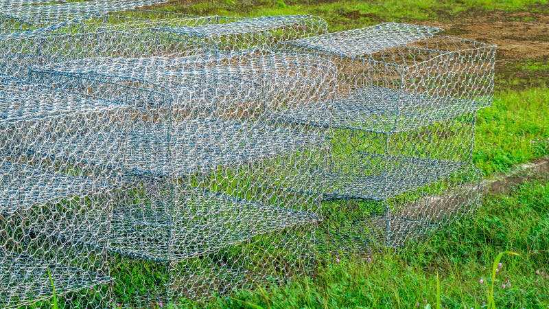 Пустая корзина провода gabion готовая быть использованным в месте деятельности конструкции стоковые изображения Пустая корзина провода gabion готовая быть использованным в месте деятельности конструкции стоковые изображения